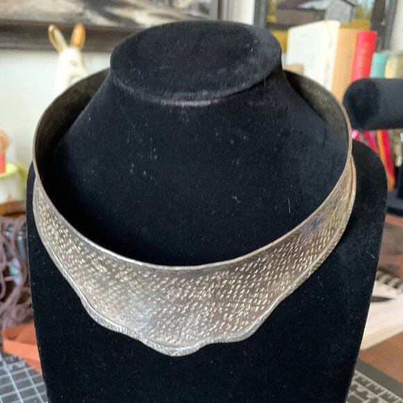 Metal Collar Necklace - Picture 4 of 4